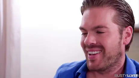 Ihr Mann ist überwältigt und sie entlastet ihn mit einem guten Blowjob
