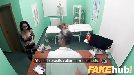 A paciente com peitos falsos acaba fodendo forte com o médico