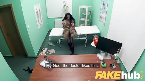 A paciente com peitos falsos acaba fodendo forte com o médico