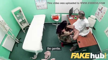 A paciente com peitos falsos acaba fodendo forte com o médico