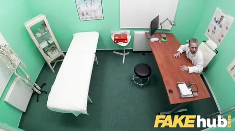 A paciente com peitos falsos acaba fodendo forte com o médico