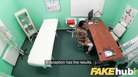 A paciente com peitos falsos acaba fodendo forte com o médico