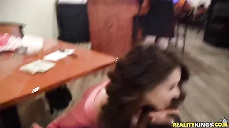 Avec à quel point nous sommes excités, nous devons baiser dans la salle de bain