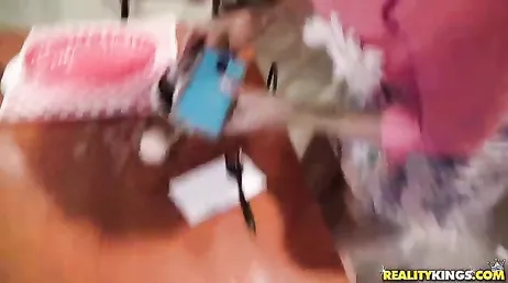 Avec à quel point nous sommes excités, nous devons baiser dans la salle de bain