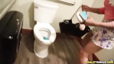 Avec à quel point nous sommes excités, nous devons baiser dans la salle de bain
