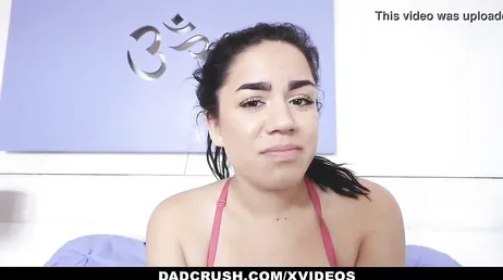 Il trouve sa belle-fille endormie et ça lui donne envie de baiser..