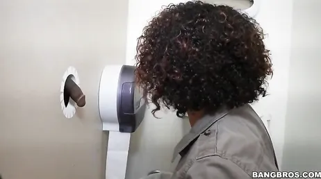 Ha iniziato a succhiare cazzi in bagno, che buco della gloria che fa