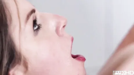 Uma foda muito hardcore para Stella Cox, eles quebram a bunda dela para foder
