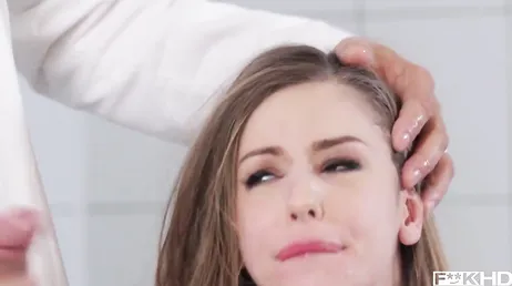 Uma foda muito hardcore para Stella Cox, eles quebram a bunda dela para foder