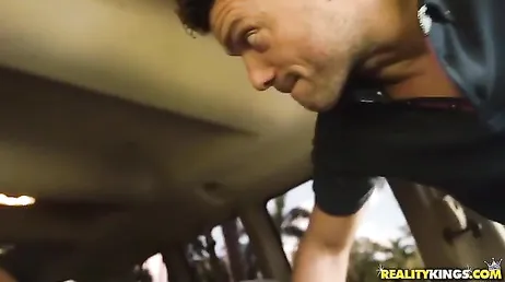Il me suce dans la voiture et on finit par bien baiser