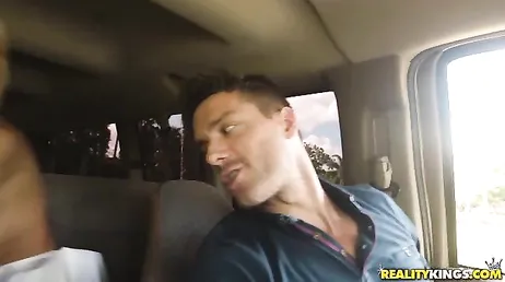 Il me suce dans la voiture et on finit par bien baiser