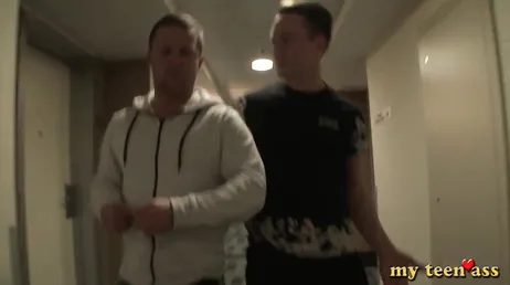Amigos fodem seu amigo porco, que dupla penetração