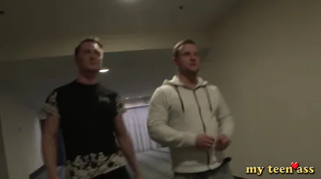 Amigos fodem seu amigo porco, que dupla penetração