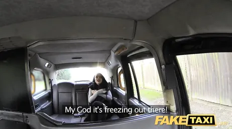 Neuken in de taxi met de brunette die binnenkomt