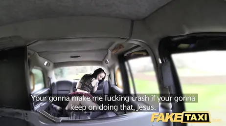 Neuken in de taxi met de brunette die binnenkomt