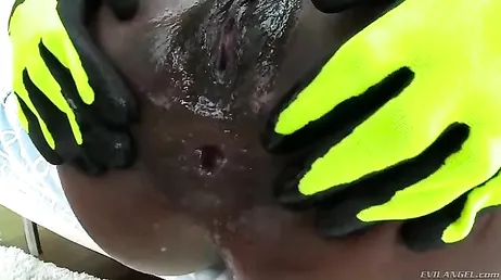 Une bonne bite dans le cul de la black Skyler Nicole, comme elle en profite !