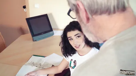 Wat een hoer en behulpzaam is mijn kleindochter: altijd overal op voorbereid