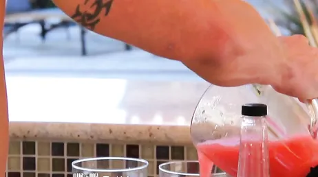 Sexe gay sur la terrasse, comme ces deux-là mangent des bites !