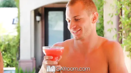Sexe gay sur la terrasse, comme ces deux-là mangent des bites !