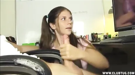 A namorada dele dá uma punheta nele enquanto ele assiste a um vídeo pornô