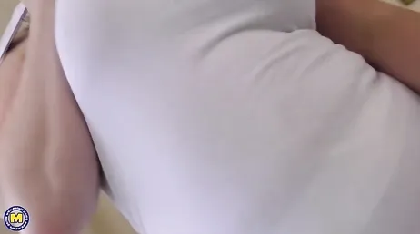 A mulher solteira se grava enquanto se masturba