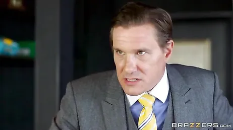 De zeug komt zonder slipje naar het interview en wordt uiteindelijk geneukt