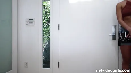 Ela se deixa foder para conseguir o emprego de babá, que vagabunda