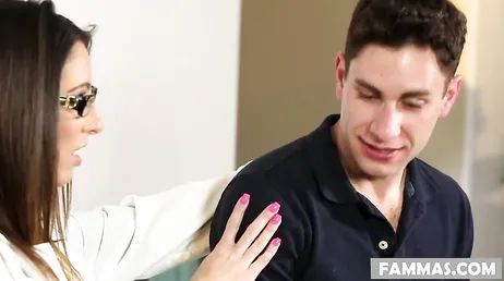 Dr. Dava Foxx sabe como animar este jovem paciente