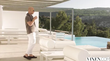 A secretária quer que o chefe relaxe, então ela faz um boquete nele