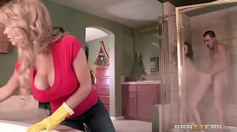 De meid betrapt ze terwijl ze neuken onder de douche en gaat naar binnen