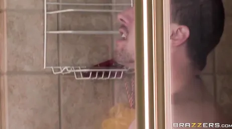 De meid betrapt ze terwijl ze neuken onder de douche en gaat naar binnen