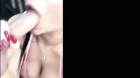 Romi Rain spelar in sig själv med sin mobiltelefon medan hon suger av honom!