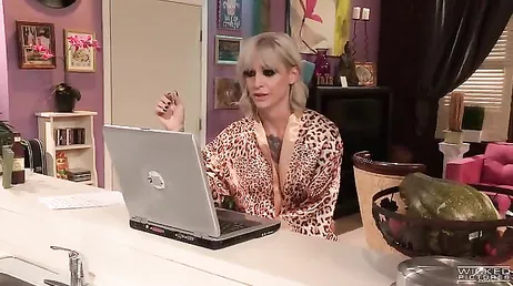 Sabrina Banks liebt es, von ihrem Schwager die Muschi geleckt zu bekommen