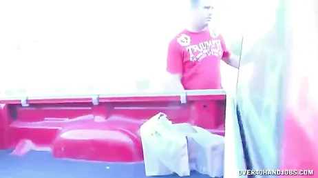 A la madura tetona le gusta pajear al repartidor del super