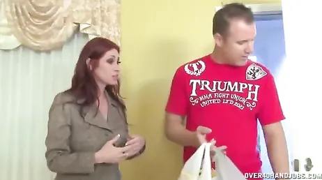 A la madura tetona le gusta pajear al repartidor del super