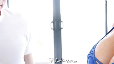 La mère du jeune homme est excitée lorsqu'elle voit sa bite.