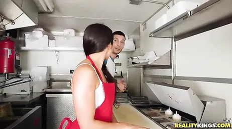 La cuisinière ne porte pas de culotte, il me semble qu'elle veut quelque chose...