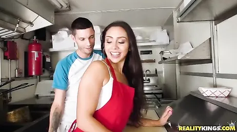 La cuisinière ne porte pas de culotte, il me semble qu'elle veut quelque chose...