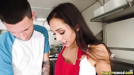 La cuisinière ne porte pas de culotte, il me semble qu'elle veut quelque chose...