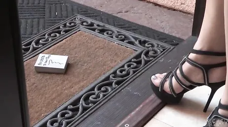 Mette la donna matura a quattro zampe e non vede come fa a inchiodarla...