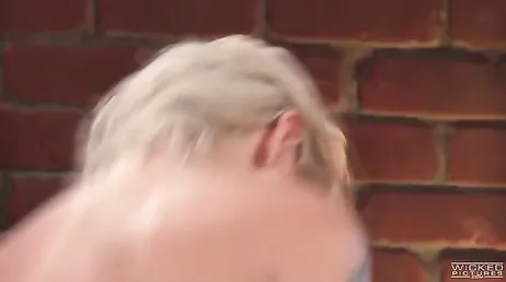 Ruige seks met de mooie getatoeëerde pornoster Kleio Valentien