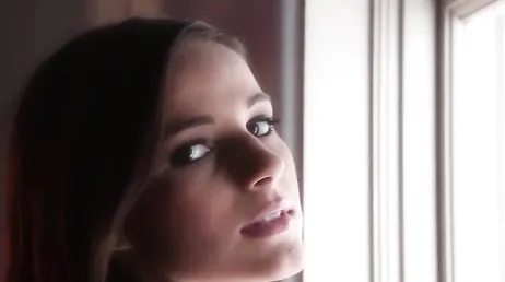 Madison Morgan ist heiß und berührt ihre köstliche Muschi