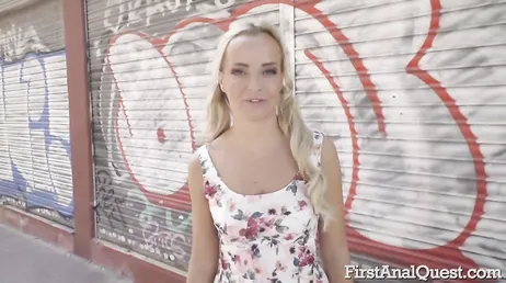 Victoria Pure se retrouve avec le cul cassé par ces bites !