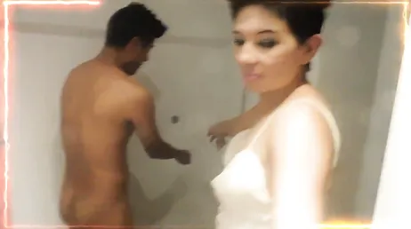 Enquanto o marido trabalha ela fode o filho do vizinho