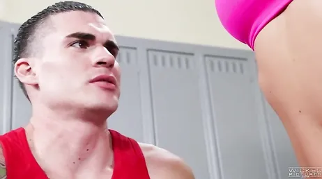 Coincide con la donna matura della palestra nello spogliatoio, cosa succederà?