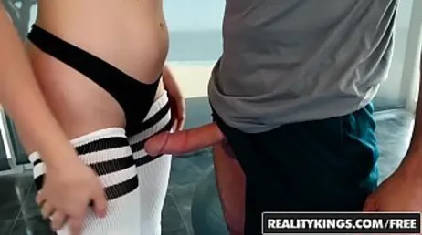 Lo aiuta a fare esercizi di yoga, ma lui vuole scoparsela..