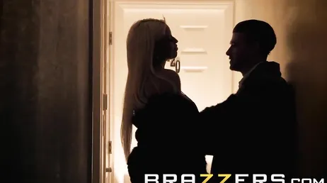 Un couple riche commence à baiser avec ses deux employés au lit