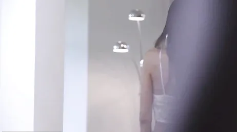 Due commessi bussano alla porta e lei risponde in lingerie.