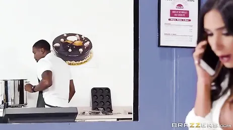 Meu funcionário é negro e tem um pau lindo, adoro ele me fodendo