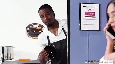 Meu funcionário é negro e tem um pau lindo, adoro ele me fodendo